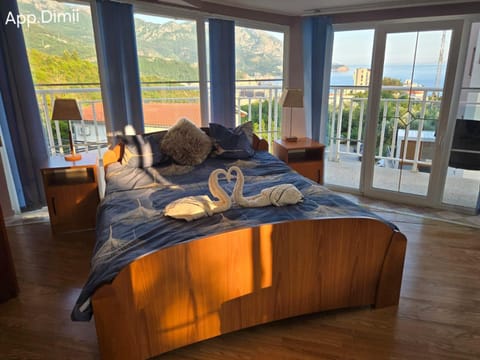 Natural landscape, TV and multimedia, Balcony/Terrace, Living room, Photo of the whole room, Seating area, Bedroom, Mountain view, Sea view