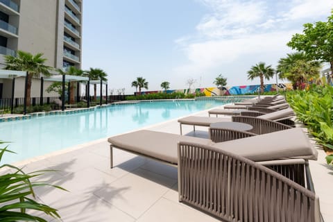 Property building, Day, Evening entertainment, Pool view, Swimming pool, sunbed