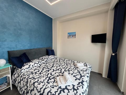 Bed, TV and multimedia, Photo of the whole room