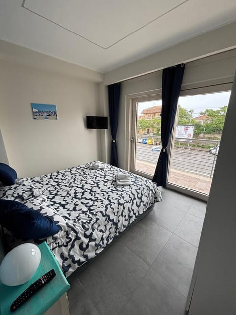 Bed, TV and multimedia, Bedroom