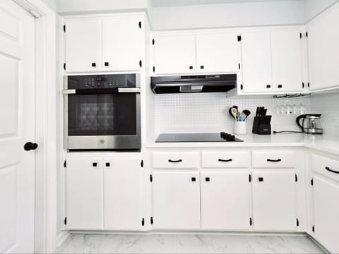 Cozy Retreat with Lanai and Outdoor BBQ House in Cape Coral