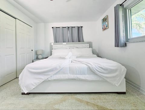 Cozy Retreat with Lanai and Outdoor BBQ House in Cape Coral