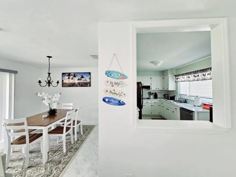 Cozy Retreat with Lanai and Outdoor BBQ House in Cape Coral