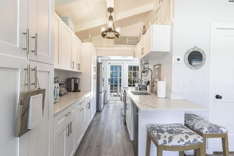 Coastal Getaway, 5 Mins to Vanderbilt Beach House in Naples Park