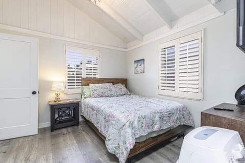 Coastal Getaway, 5 Mins to Vanderbilt Beach House in Naples Park