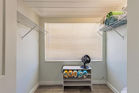 Coastal Getaway, 5 Mins to Vanderbilt Beach House in Naples Park