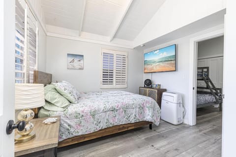 Coastal Getaway, 5 Mins to Vanderbilt Beach House in Naples Park