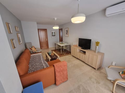 Communal lounge/ TV room, TV and multimedia, Living room, Decorative detail, Dining area