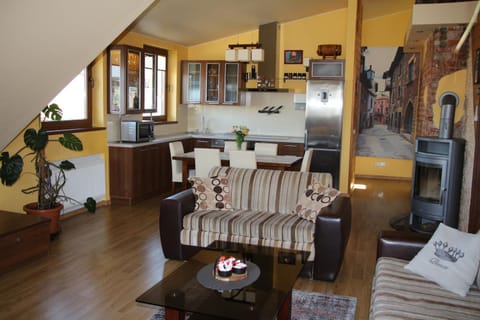 Kitchen or kitchenette, Living room, Seating area, Dining area