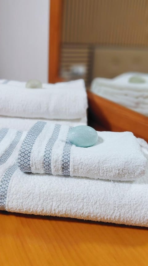 Bed, Photo of the whole room, Decorative detail, Decorative detail, Bedroom, towels, towels