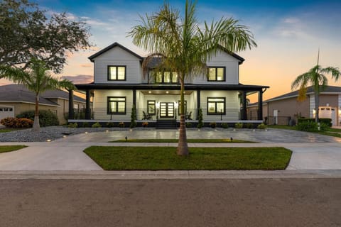 2 Million Villa Heated Pool w Luxury Spa 6BR & 6BR Waterfront by Canal House in Apollo Beach
