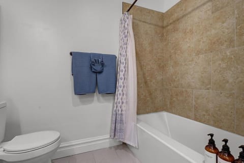 Hartford 5BR Family Home with Games BBQ Grill and Firepit House in Tower Grove South