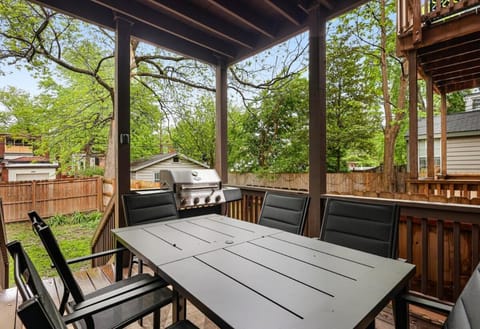 Hartford 5BR Family Home with Games BBQ Grill and Firepit House in Tower Grove South