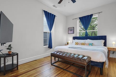 Hartford 5BR Family Home with Games BBQ Grill and Firepit House in Tower Grove South