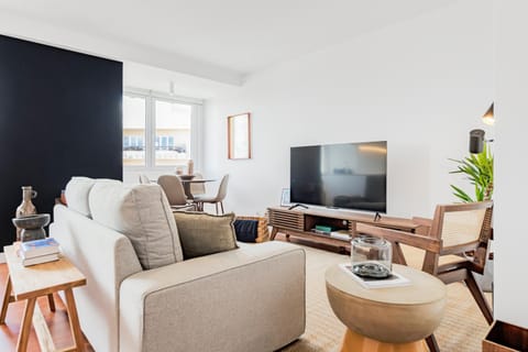 TV and multimedia, Living room, Seating area, Evening entertainment