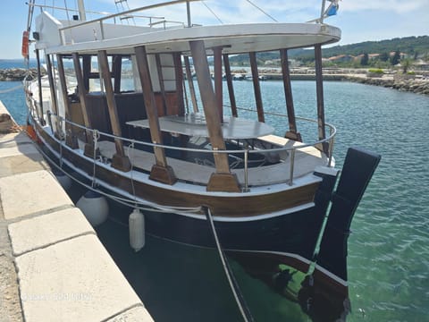 Mirta Tours & Half a day of Waves and Wine Docked boat in Šibenik-Knin County, Croatia