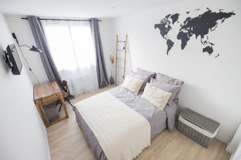 Bed, TV and multimedia, Photo of the whole room, Bedroom, internet, wardrobe