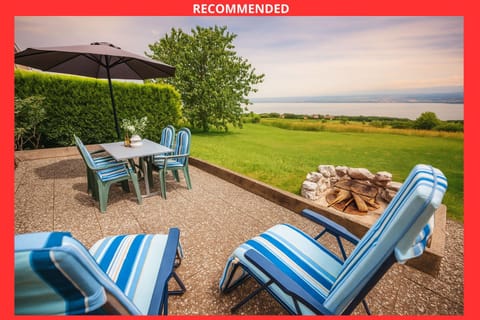 Patio, View (from property/room), Dining area, Lake view, Mountain view, Meals, sunbed