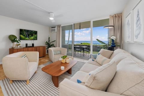 TV and multimedia, Living room, Seating area, Sea view