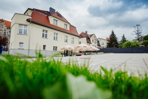 Property building, Restaurant/places to eat