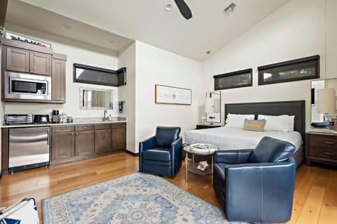 Bed, Kitchen or kitchenette, Living room, Seating area, Bedroom