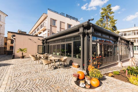 Property building, Restaurant/places to eat, Breakfast