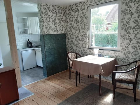 Kitchen or kitchenette, Seating area, Dining area