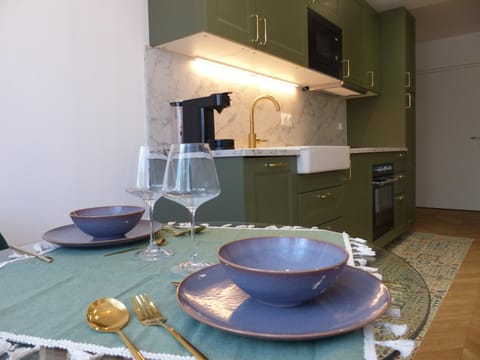 Kitchen or kitchenette, Dining area