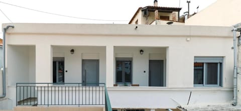 Property building, Day, Balcony/Terrace