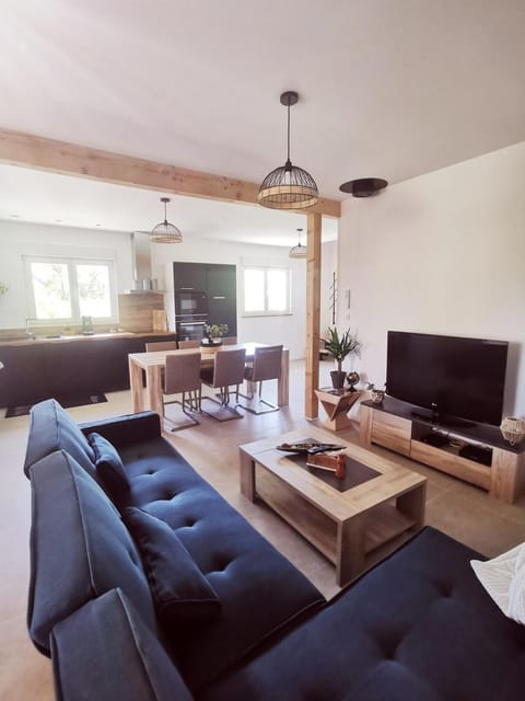 Communal lounge/ TV room, TV and multimedia, Living room, Seating area, Evening entertainment, heating, stove, kitchen