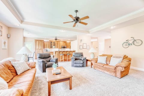 Lakefront Retreat - Near Trails & Family Fun House in Bella Vista