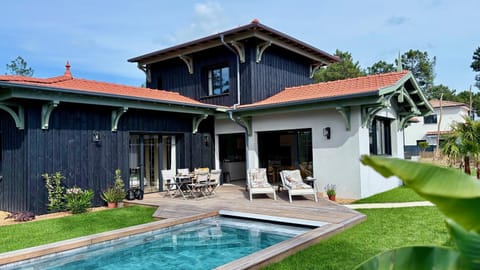 Property building, Patio, Garden, Balcony/Terrace, Garden view, Pool view, Swimming pool, Swimming pool, sunbed