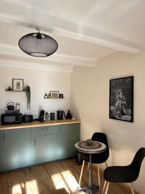 Coffee/tea facilities, Bedroom, internet, microwave, toaster