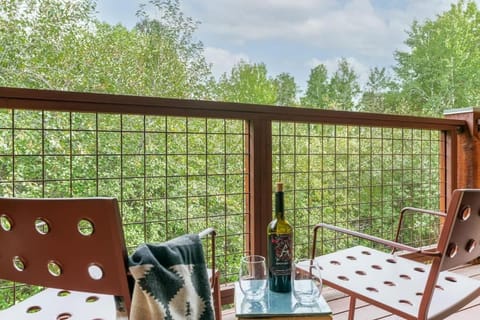 Tranquil Retreat Hot Tub Shuttle House in Wyoming