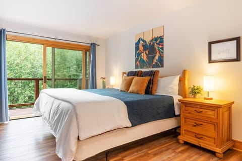 Vibrant Spacious Ski Pad Hot Tubs House in Wyoming