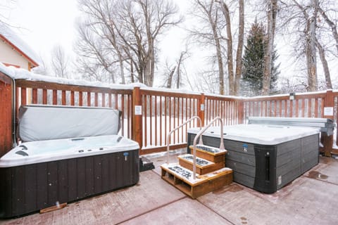 Upscale Couple's Getaway Hot Tubs House in Wyoming