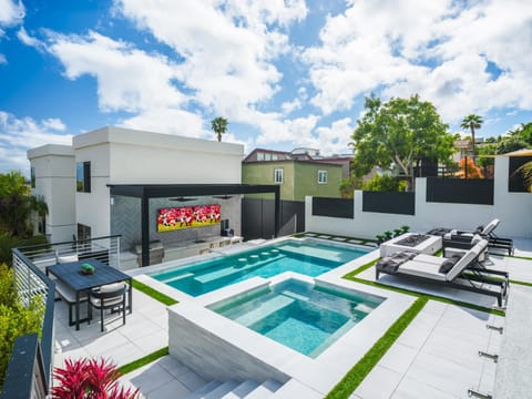 Patio, Day, TV and multimedia, Seating area, Swimming pool, sunbed