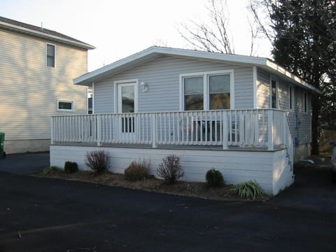 Pet Friendly Cottage walk to beach! House in Rehoboth Beach