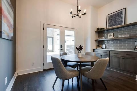 Seating area, Dining area