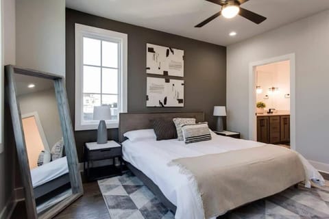 Bed, Bathroom, Photo of the whole room, Bedroom