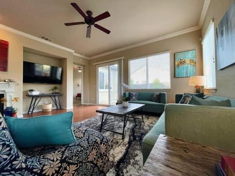 One Story Pet & Family Friendly Fireplace House in West Sacramento