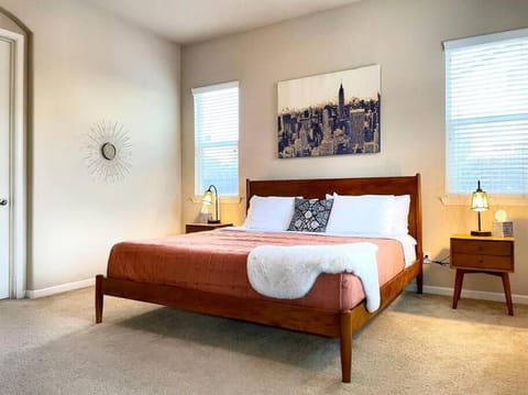 One Story Pet & Family Friendly Fireplace House in West Sacramento