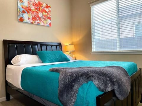 One Story Pet & Family Friendly Fireplace House in West Sacramento