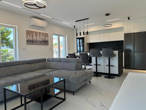 Kitchen or kitchenette, Living room, Seating area, Dining area, air conditioner