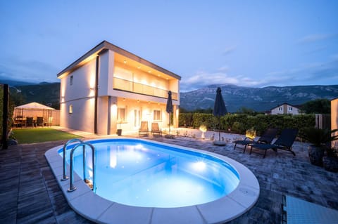 Mountain view, Pool view, Swimming pool, sunbed