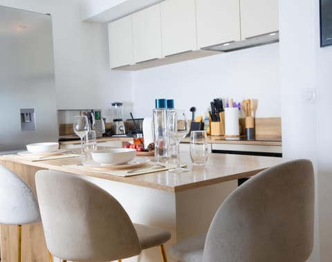 Kitchen or kitchenette, Food and drinks, Dining area