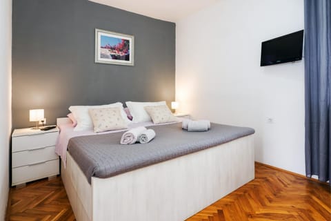 Bed, TV and multimedia, Photo of the whole room, Bedroom, towels