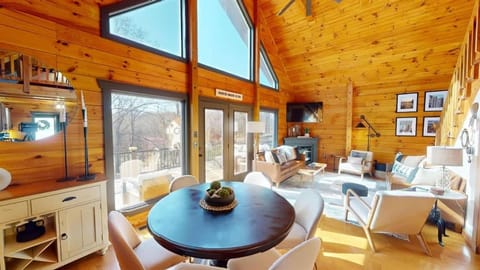 TV and multimedia, Living room, Seating area, Dining area