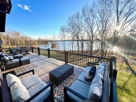 Patio, Natural landscape, Balcony/Terrace, Seating area, Dining area, Lake view