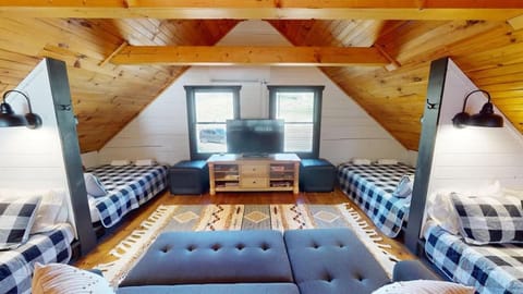 Bed, TV and multimedia, Photo of the whole room, Bedroom